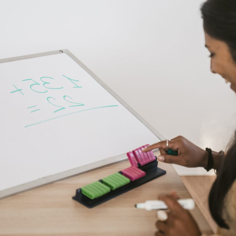 Promuoviamo il benessere scolastico con programmi educativi dedicati ad alunni e insegnanti.
